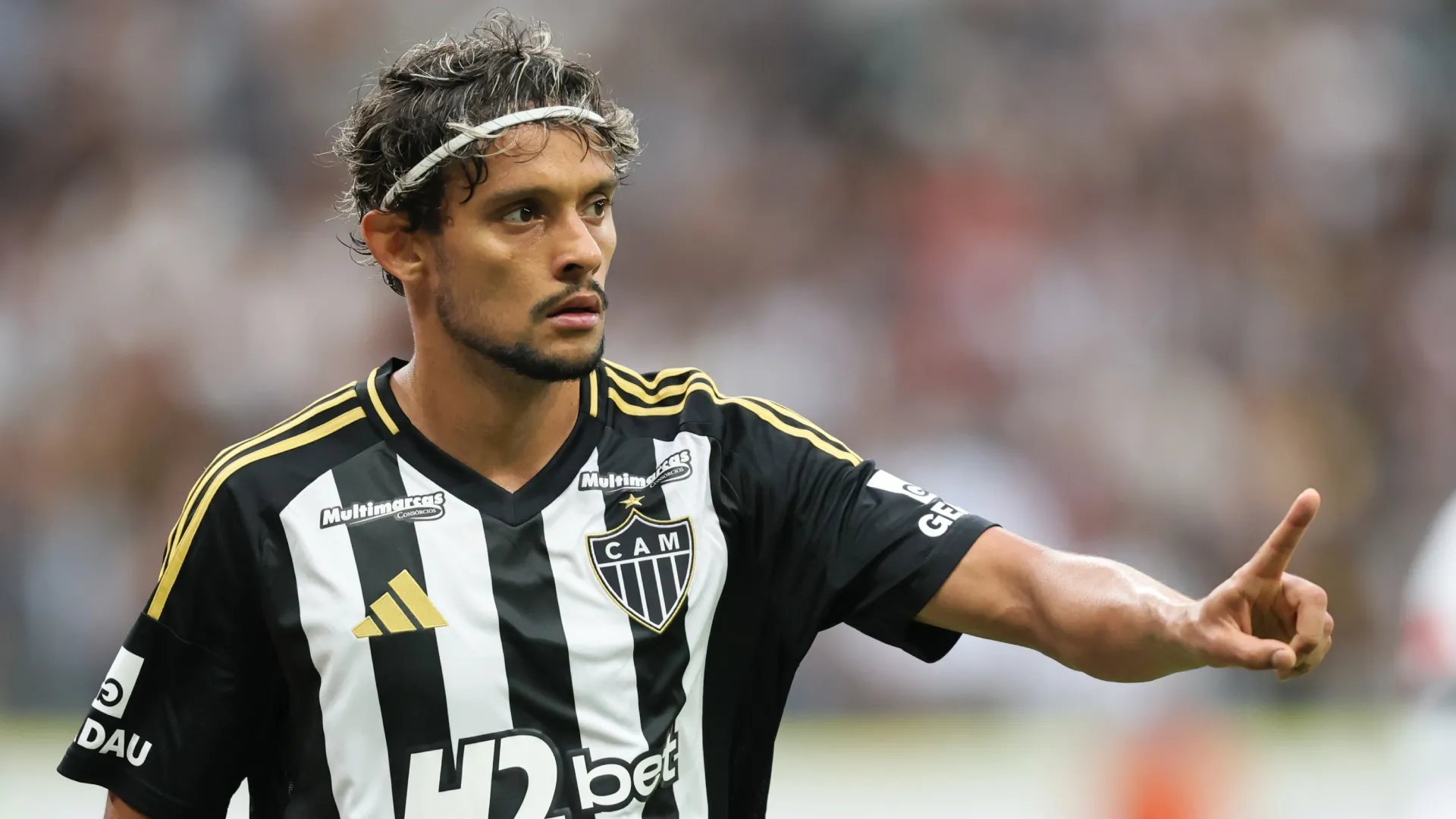 Gustavo Scarpa durante partida contra o São Paulo no Campeonato Brasileiro de 2025. Foto: Gilson Lobo/AGIF