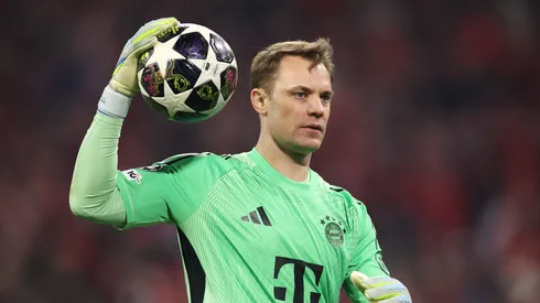Manuel Neuer, do FC Bayern de Munique, controla a bola durante a partida de volta das quartas de final da Liga dos Campeões da UEFA 2025/26 entre FC Bayern München e Real Madrid CF, na Football Arena Munich, em 15 de abril de 2026, em Munique, Alemanha. (Foto de Alex Grimm/Getty Images)
