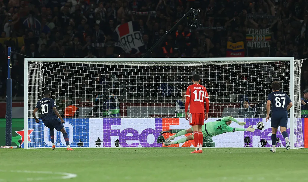 Dembélé supera Manuel Neuer e marca de pênalti para o PSG diante do Bayern de Munique. (Photo by Alexander Hassenstein/Getty Images)
