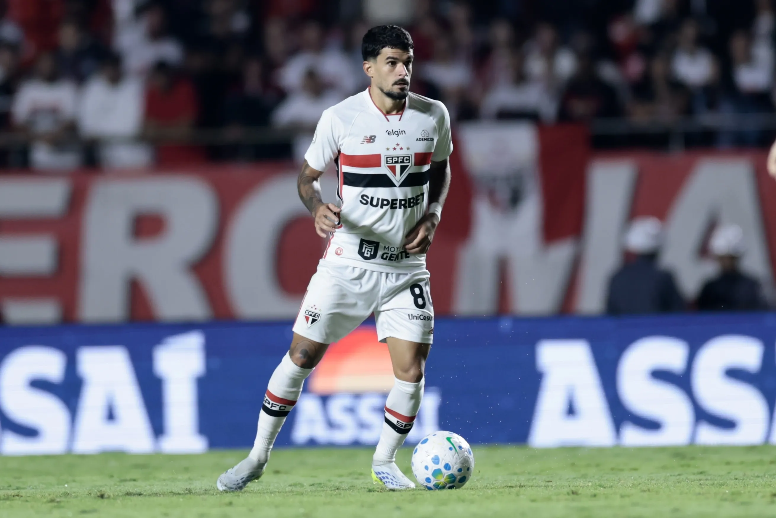 Cauly, jogador do São Paulo, durante partida contra o Juventude – Foto: Marcello Zambrana/AGIF