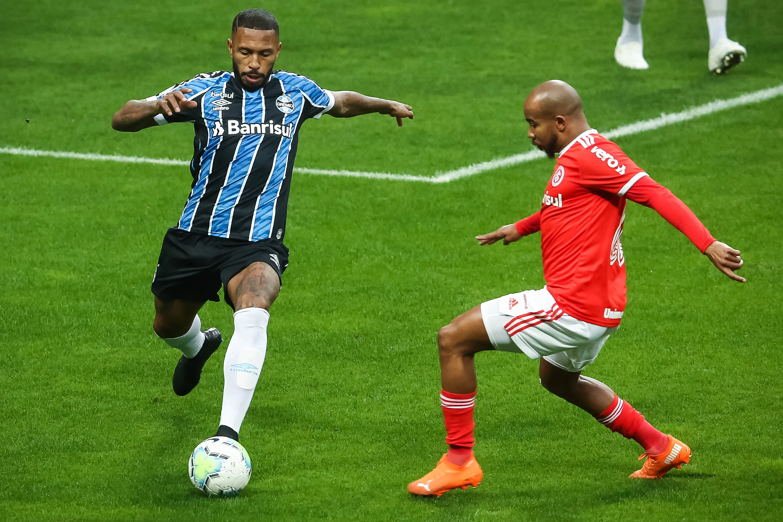 Paulo Miranda jogador do Gremio disputa lance com Patrick jogador do Internacional durante partida no estadio Arena do Gremio pelo campeonato Brasileiro A 2020. Foto: Pedro H. Tesch/AGIF