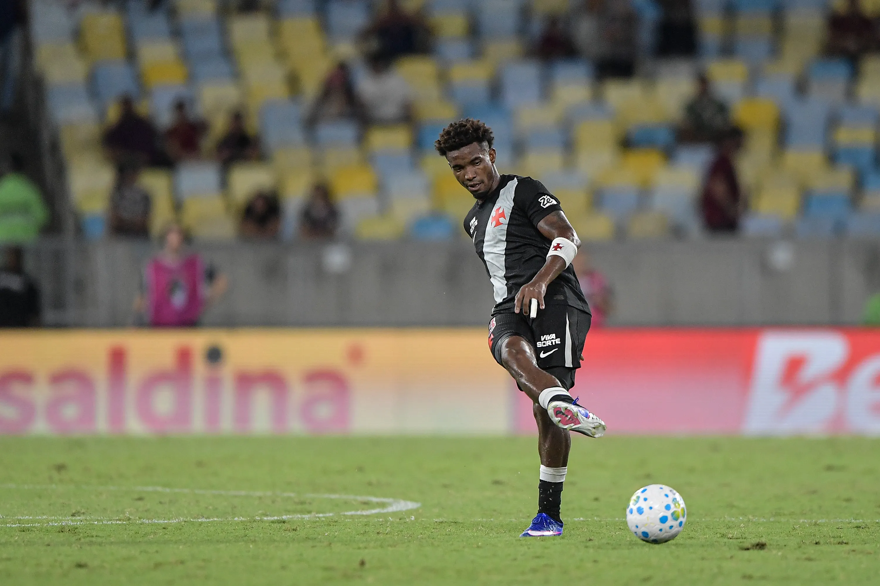 Thiago Mendes, jogador do Vasco, durante partida contra o Fluminense – Foto: Thiago Ribeiro/AGIF