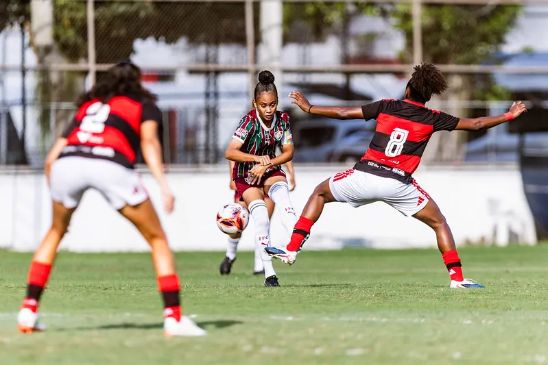 Jogadoras de Flamengo e Fluminense brigando pela bola – Foto: Marina Garcia/Fluminense