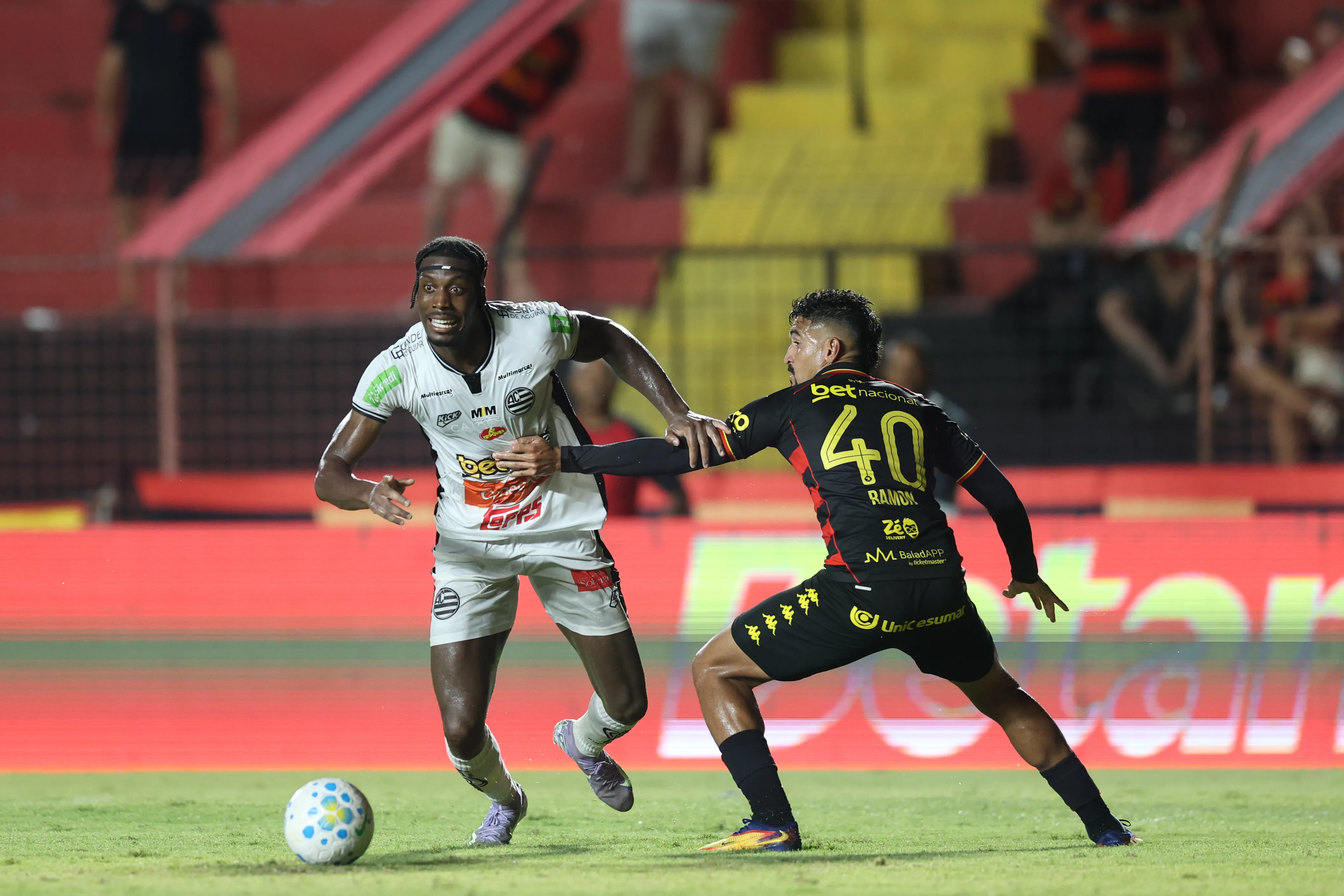 – Ronaldo, jogador do Athletic, durante a partida contra o Sport – Foto: Marlon Costa/AGIF