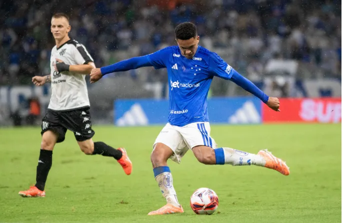 Kauã Prates atuando no Cruzeiro em 2026 – Foto: Fernando Moreno/AGIF