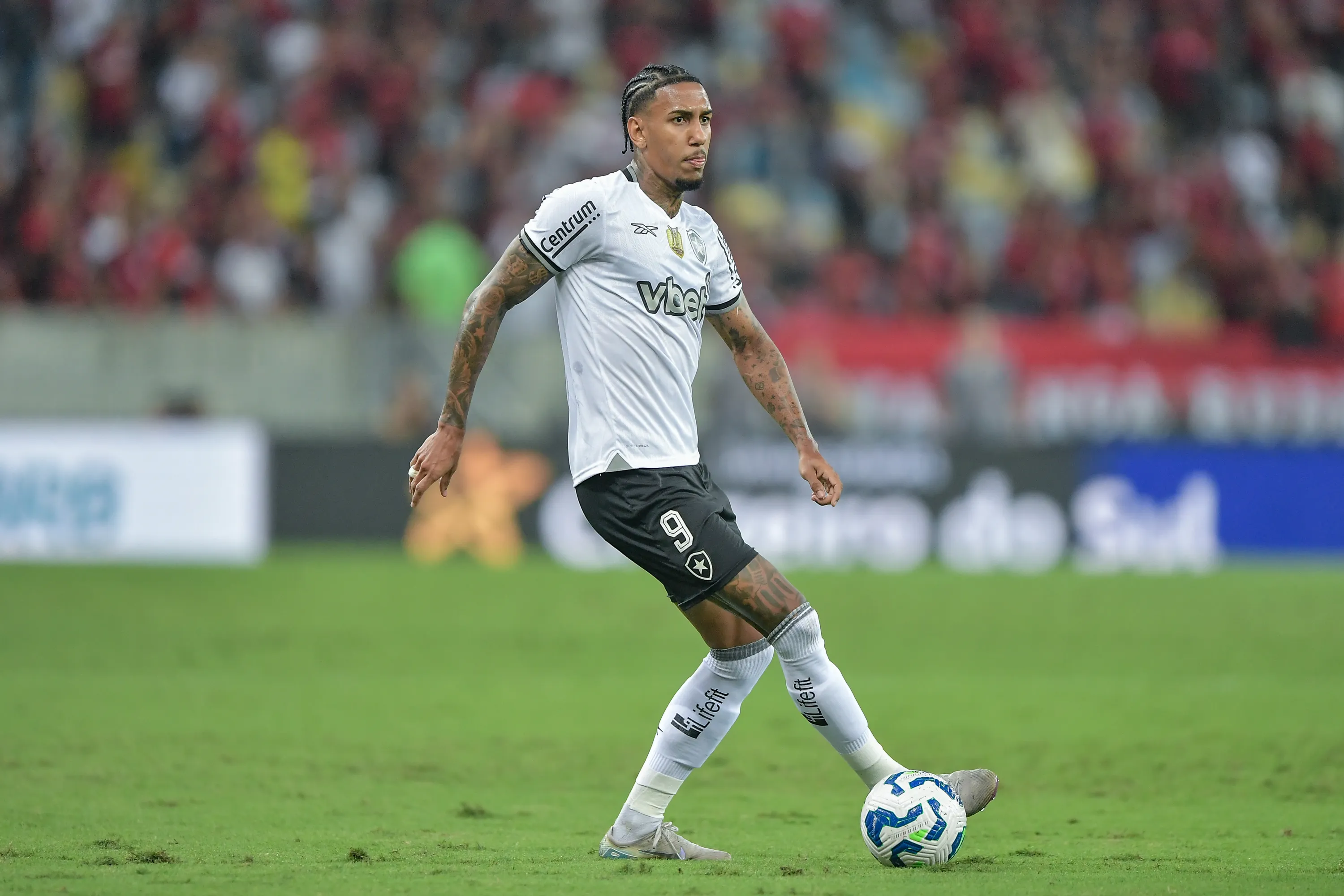 Rwan Cruz jogador do Botafogo durante partida contra o Flamengo no estadio Maracana pelo campeonato Brasileiro A 2025. Foto: Thiago Ribeiro/AGIF