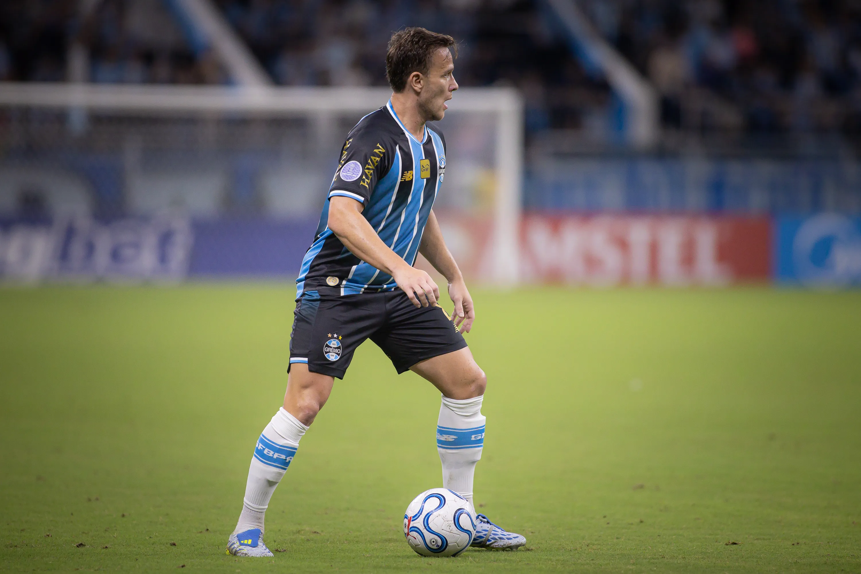 Arthur, jogador do Grêmio, durante partida contra o Deportivo Riestra – Foto: Maxi Franzoi/AGIF