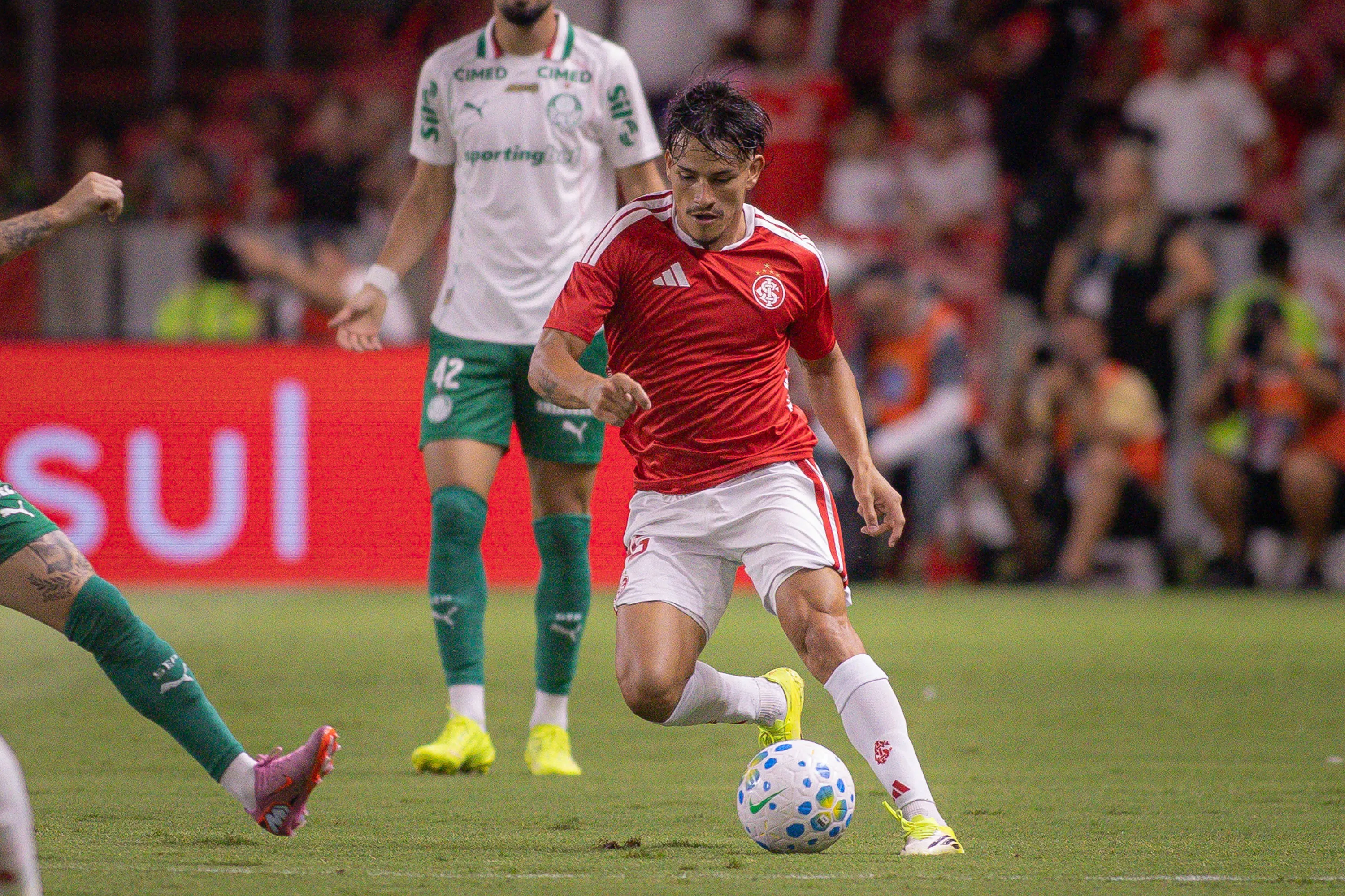 Bernabei, jogador do Internacional, durante partida contra o Palmeiras – Foto: Maxi Franzoi/AGIF