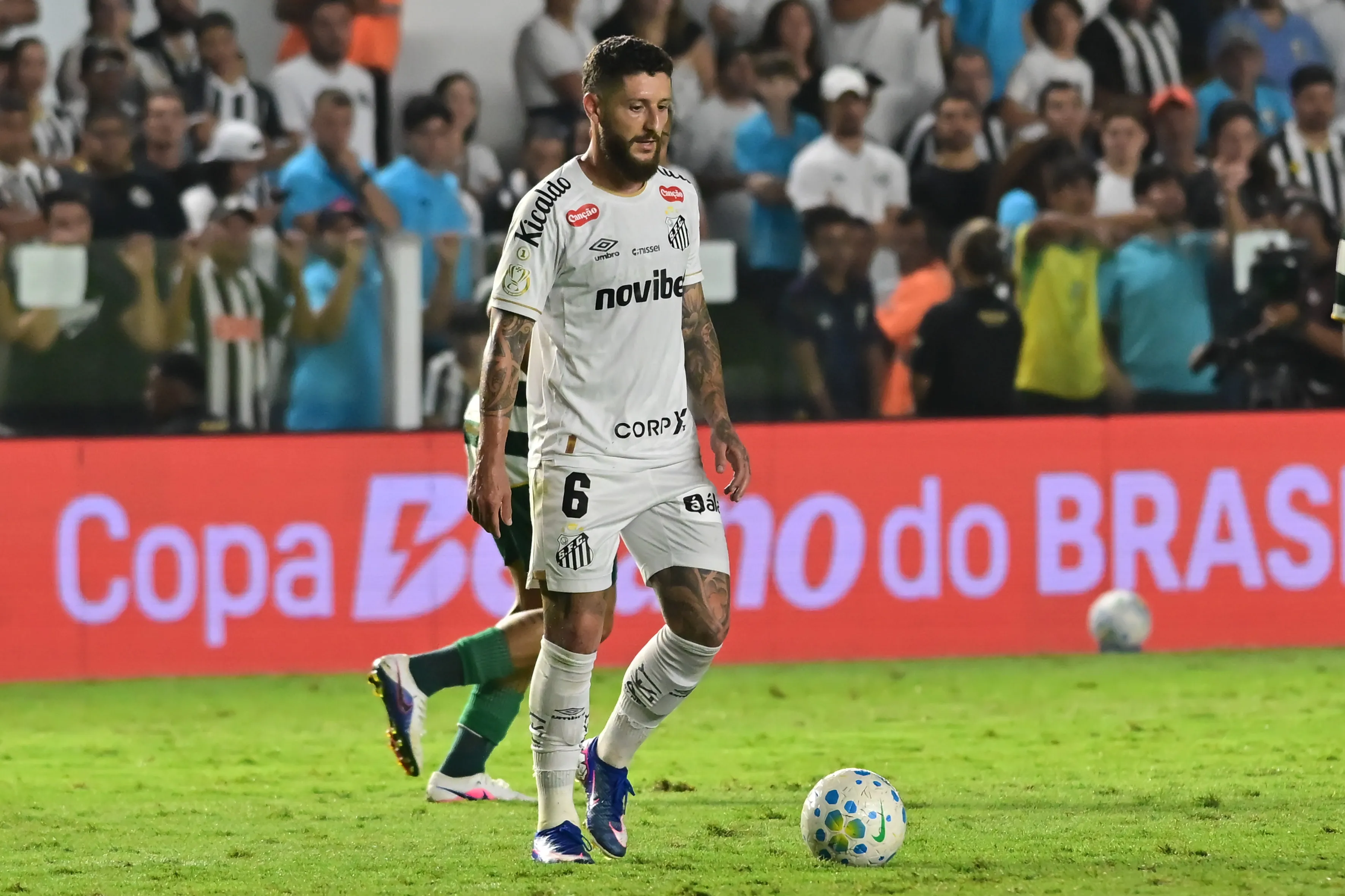 Zé Rafael atuando no Santos – Foto: Jota Erre/AGIF