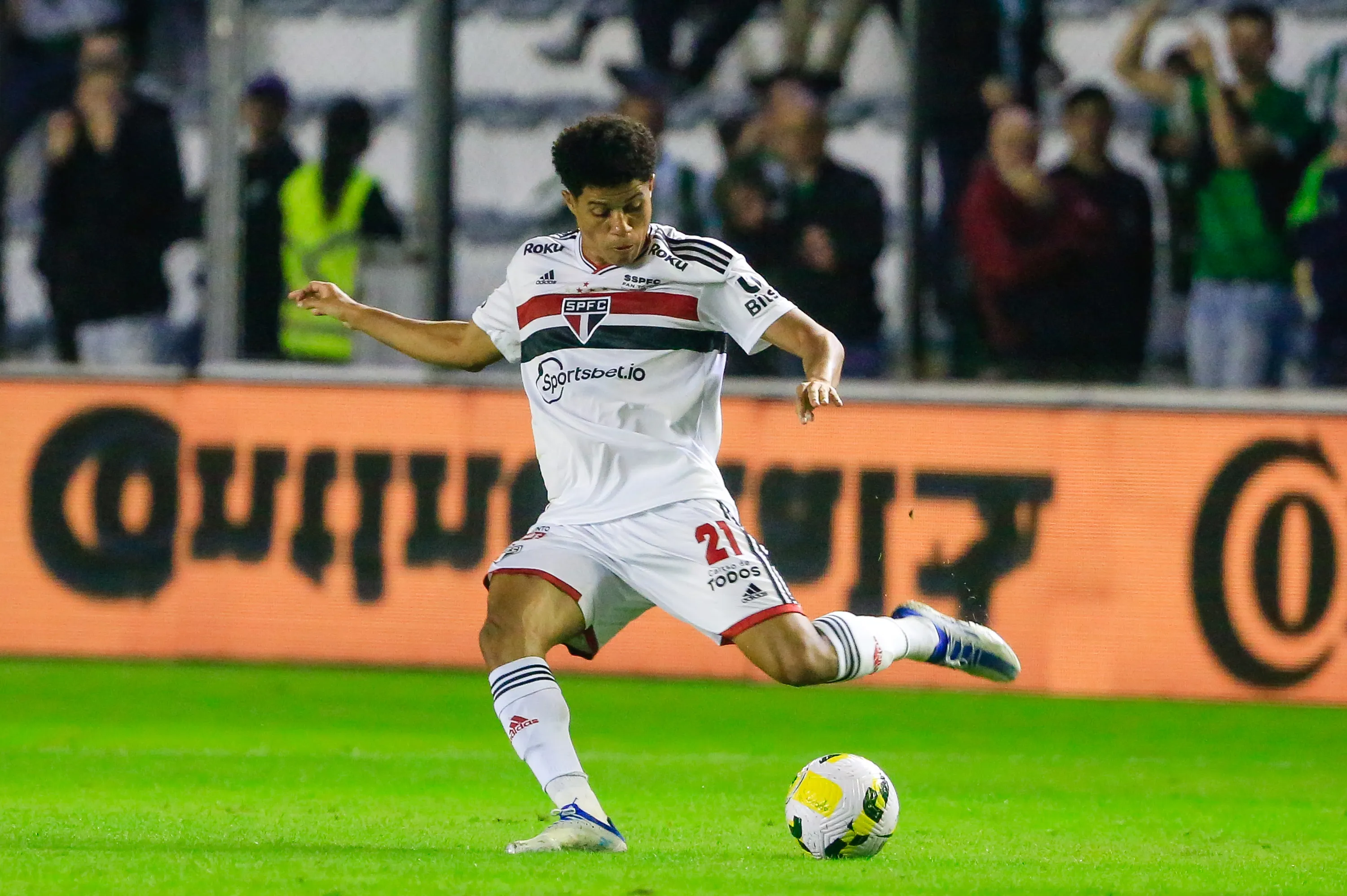 Gabriel Sara, quando atuava pelo Sao Paulo, em lance na partida contra o Juventude, disputada no Estadio Alfredo Jaconi, pela Copa do Brasil 2022. Foto: Luiz Erbes/AGIF