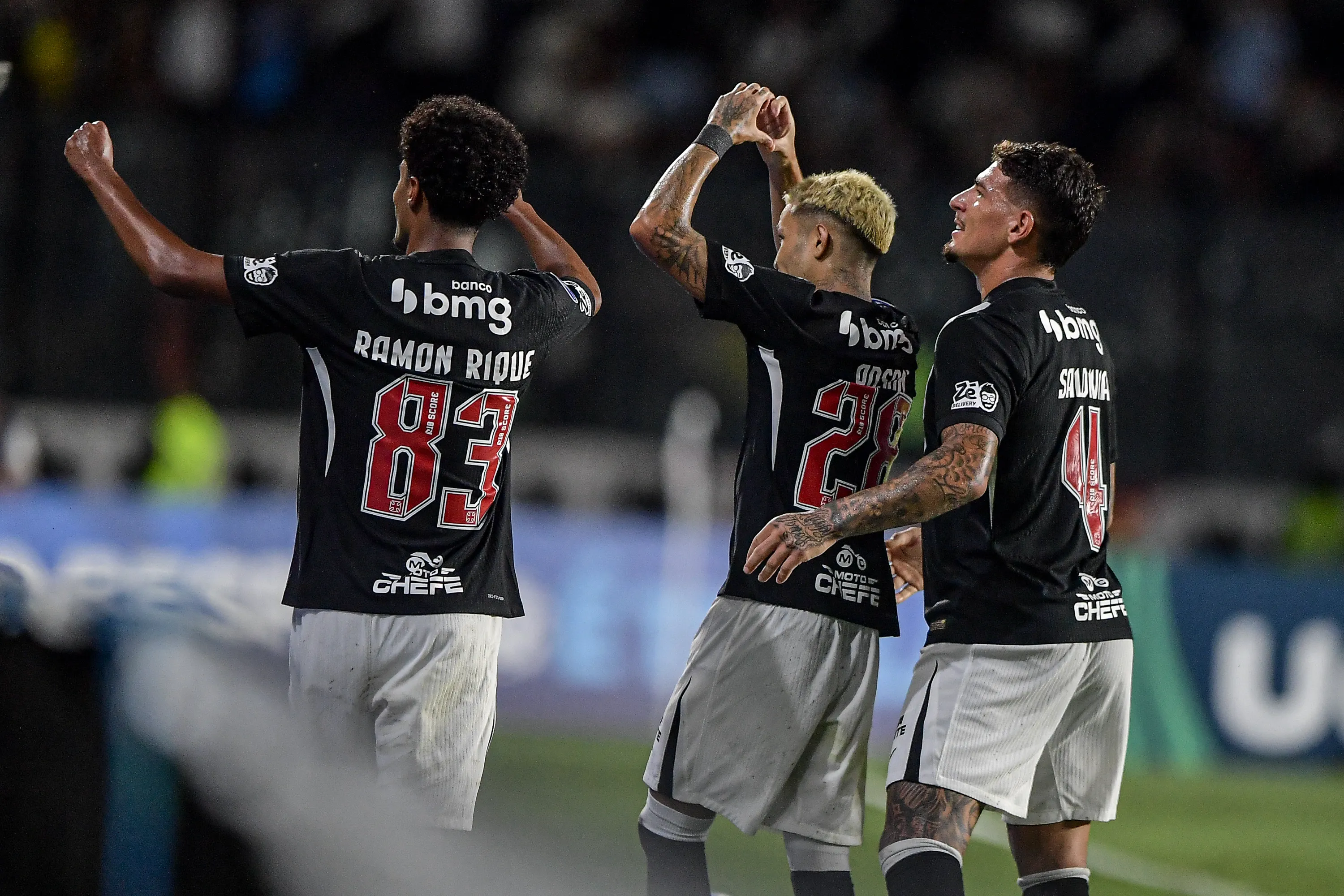 RJ – RIO DE JANEIRO – 30/04/2026 – COPA SUL-AMERICANA 2026, VASCO X OLIMPIA – Adson jogador do Vasco comemora seu gol com jogadores do seu time durante partida contra o Olimpia no estadio Sao Januario pelo campeonato Copa Sul-Americana 2026. Foto: Thiago Ribeiro/AGIF