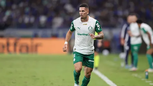 Paulinho jogador do Palmeiras durante partida contra o Cruzeiro no estadio Mineirao pelo campeonato Brasileiro A 2025.