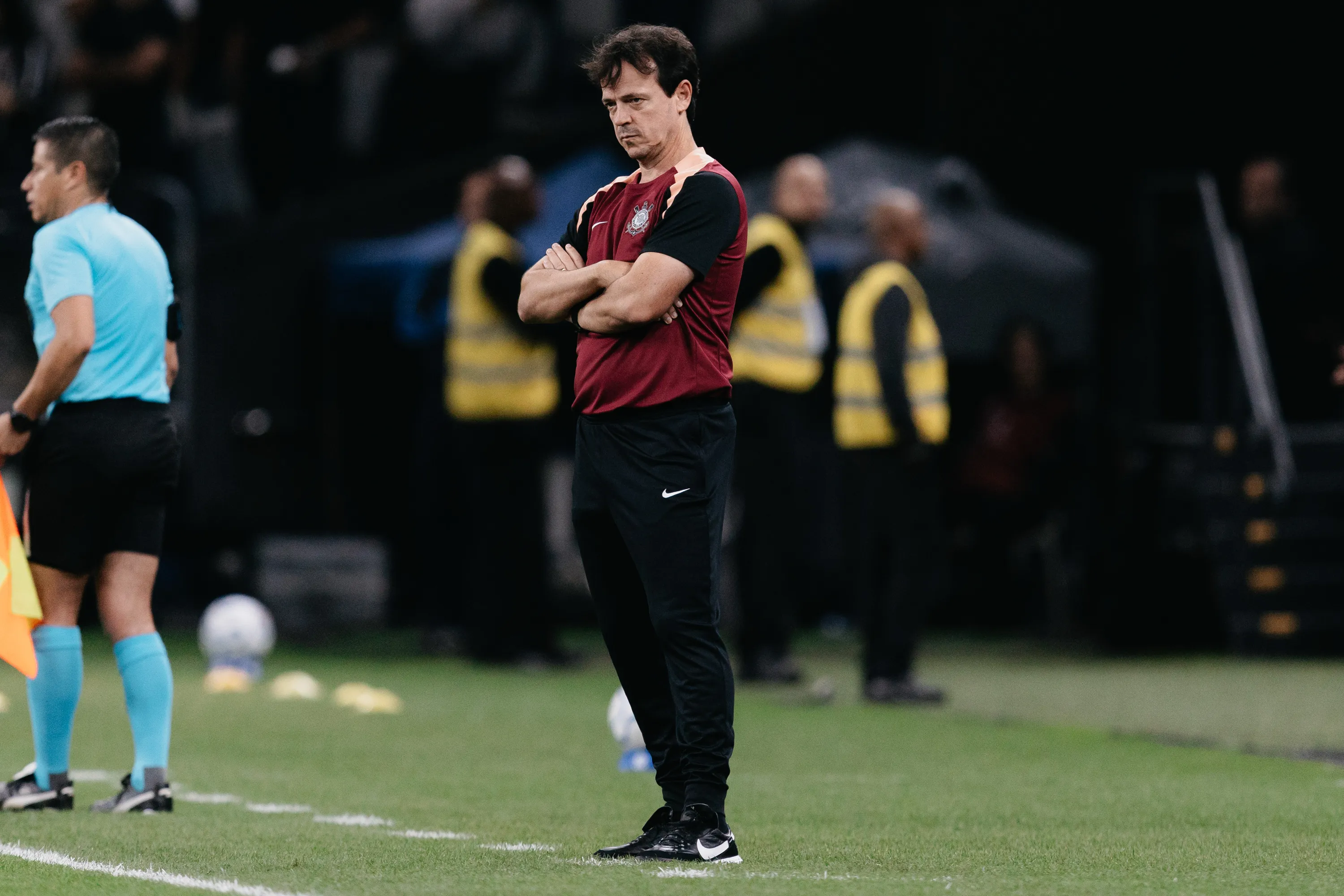 Fernando Diniz durante partida contra o Peñarol na Neo Química Arena pela Copa Libertadores 2026. Foto: Guilherme Veiga/RP FOTOPRESS/AGIF.