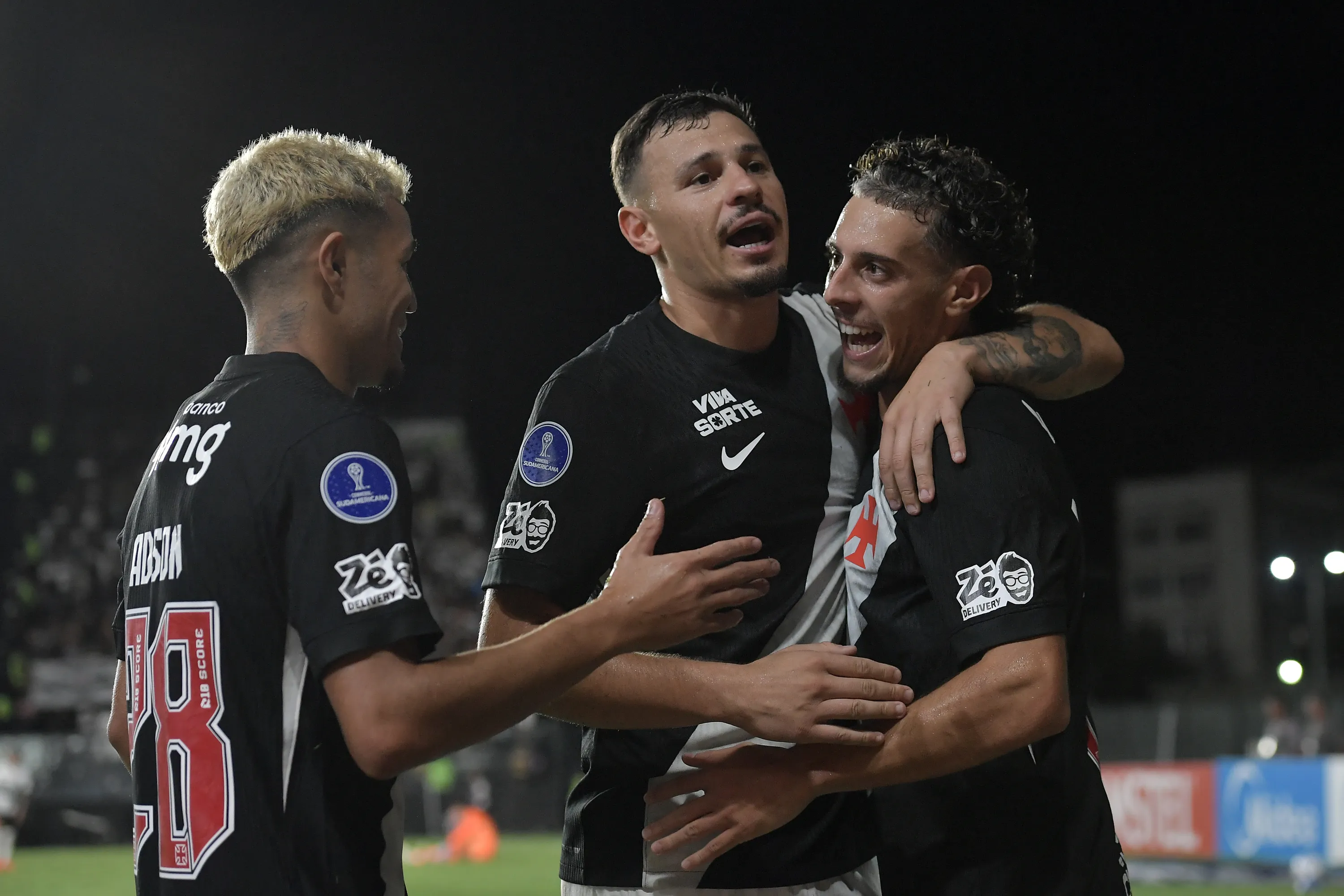 Nuno Moreira jogador do Vasco comemora seu gol com jogadores do seu time durante partida contra o Olimpia no estadio Sao Januario pelo campeonato Copa Sul-Americana 2026. Foto: Thiago Ribeiro/AGIF