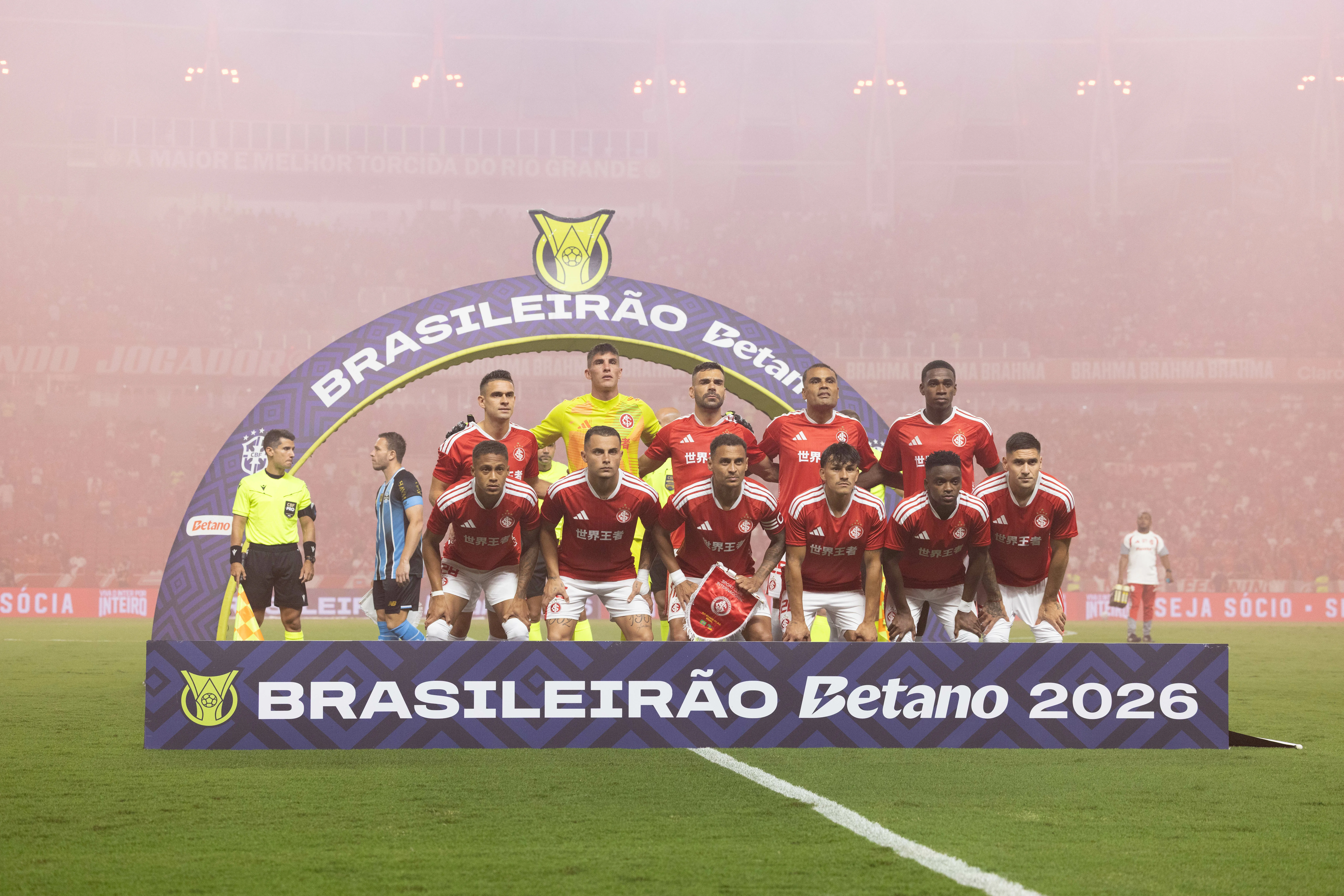 Jogadores do Internacional posam para foto antes na partida contra Grêmio no Estádio Beira-Rio pelo Campeonato Brasileiro 2026. Foto: Liamara Polli/AGIF.
