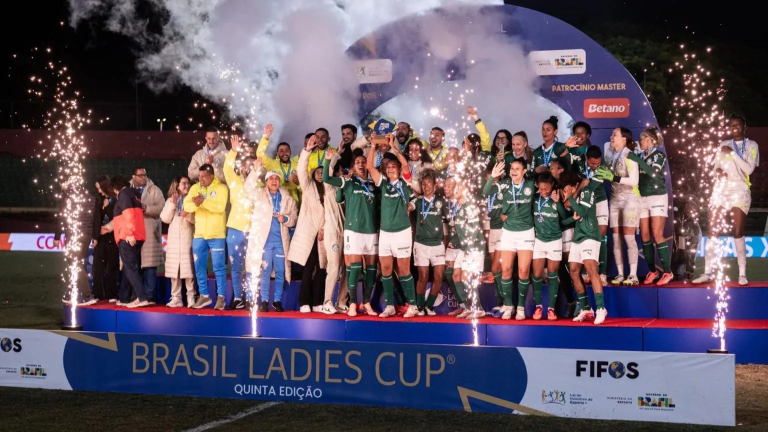 Jogadoras do Palmeiras comemorando o título da Brasil Ladies Cup - Foto: Site oficial/Palmeiras