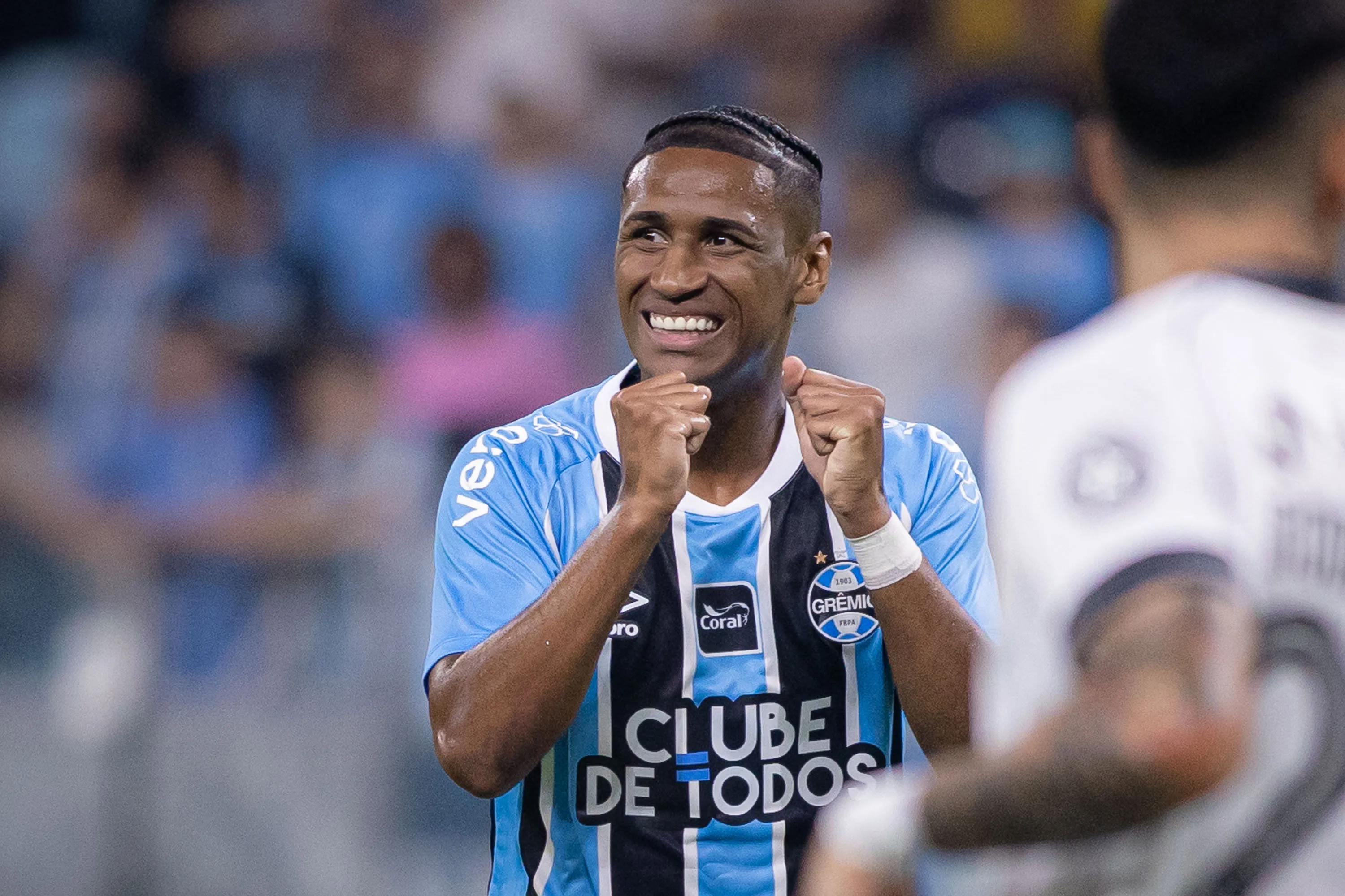 RS – PORTO ALEGRE – 04/02/2026 – BRASILEIRO A 2026, GREMIO X BOTAFOGO – Tete jogador do Gremio lamenta durante partida contra o Botafogo no estadio Arena do Gremio pelo campeonato Brasileiro A 2026. Foto: Maxi Franzoi/AGIF