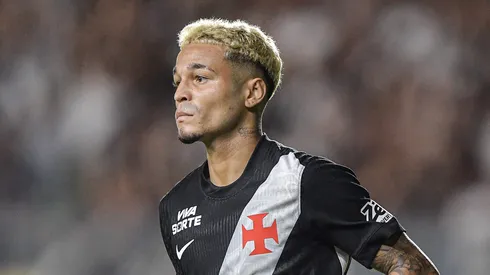 Adson jogador do Vasco comemora seu gol durante partida contra o Olimpia no estadio Sao Januario pelo campeonato Copa Sul-Americana 2026. Foto: Thiago Ribeiro/AGIF
