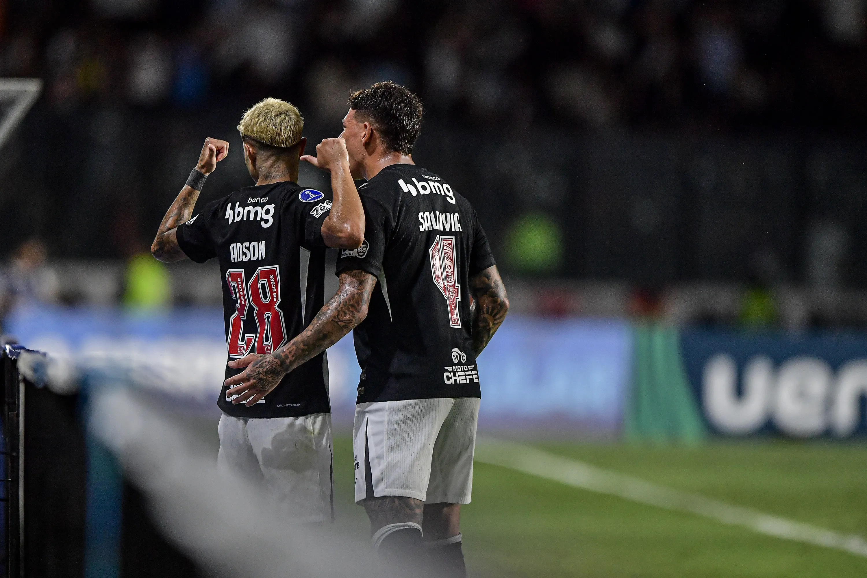Adson jogador do Vasco comemora seu gol durante partida contra o Olimpia no estadio Sao Januario pelo campeonato Copa Sul-Americana 2026. Foto: Thiago Ribeiro/AGIF