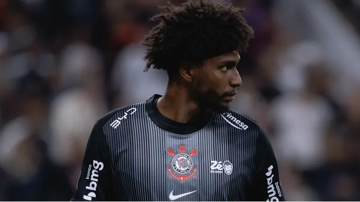 Hugo Souza durante confronto contra o Peñarol na Libertadores de 2026.