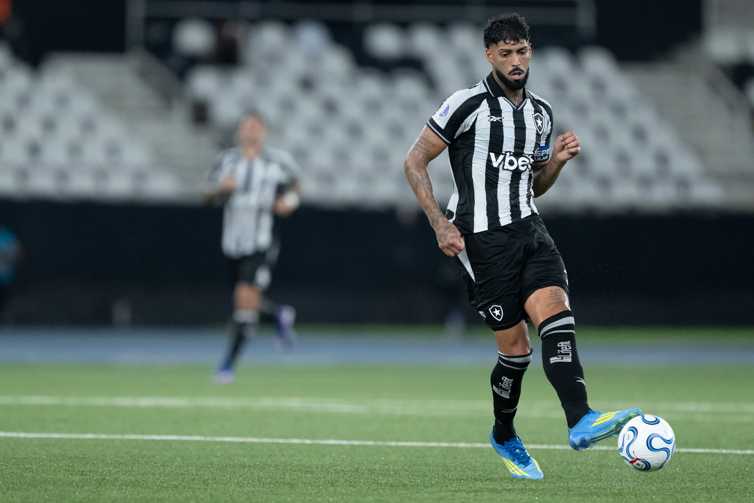 Barboza jogador do Botafogo durante partida contra o Independiente Petrolero  – Foto: Jorge Rodrigues/AGIF