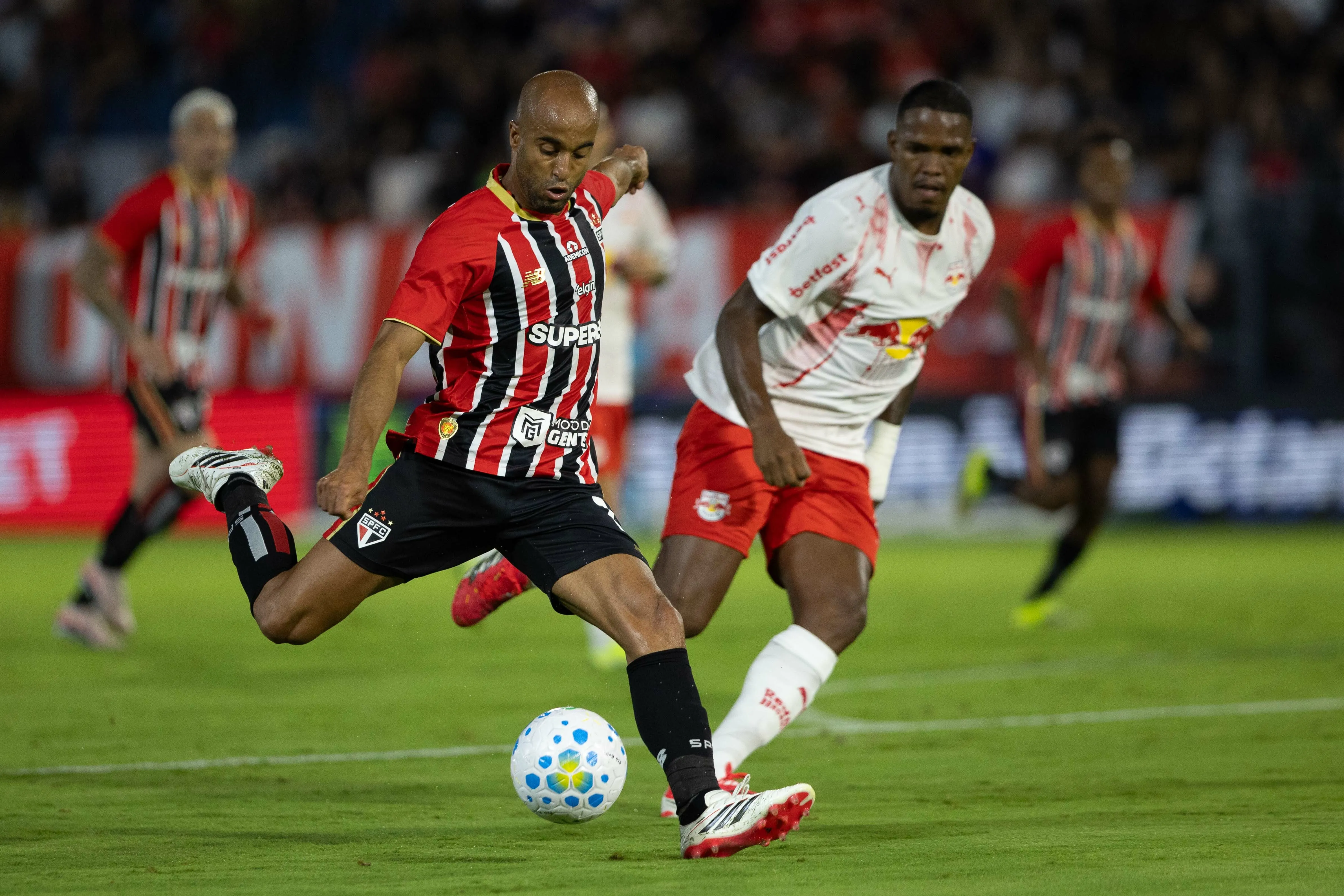 Lucas Moura atuando no São Paulo – Foto: Joisel Amaral/AGIF