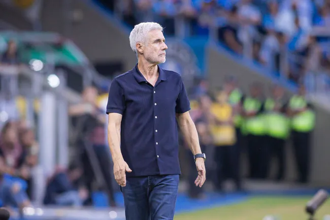 Luis Castro tecnico do Gremio durante partida contra o Coritiba no estadio Arena do Gremio pelo campeonato Brasileiro A 2026. Foto: Maxi Franzoi/AGIF