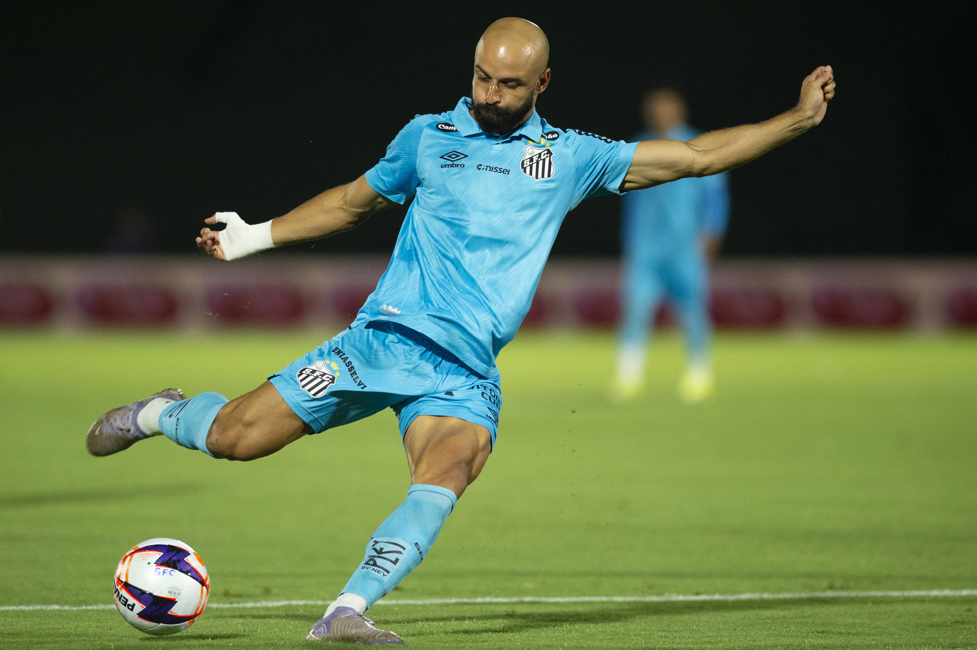 Thaciano, jogador do Santos, durante partida contra o Guarani – Foto: Anderson Romao/AGIF