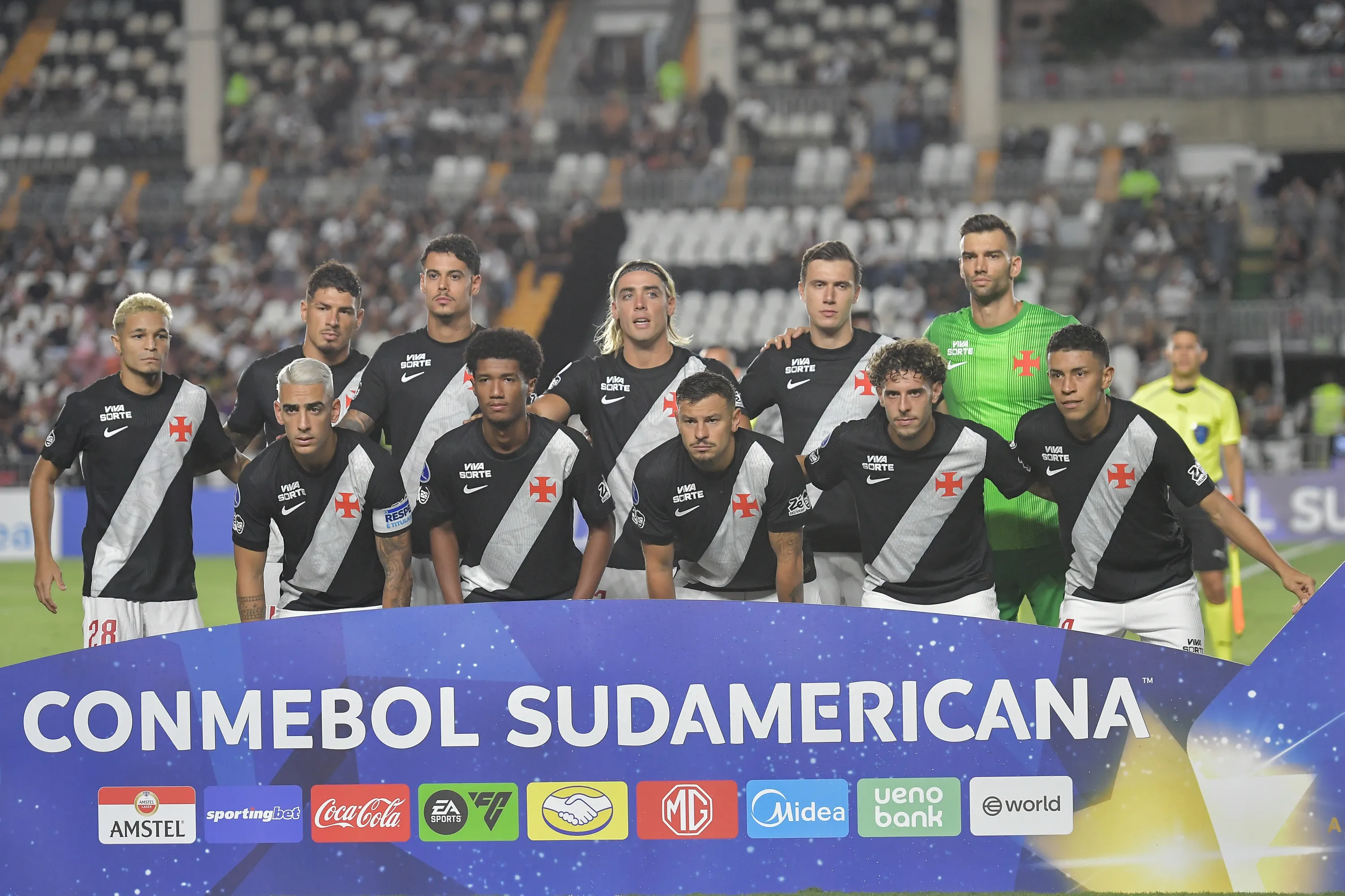 Jogadores do Vasco posam para foto antes na partida contra Olimpia no estadio Sao Januario pelo campeonato Copa Sul-Americana 2026. Foto: Thiago Ribeiro/AGIF
