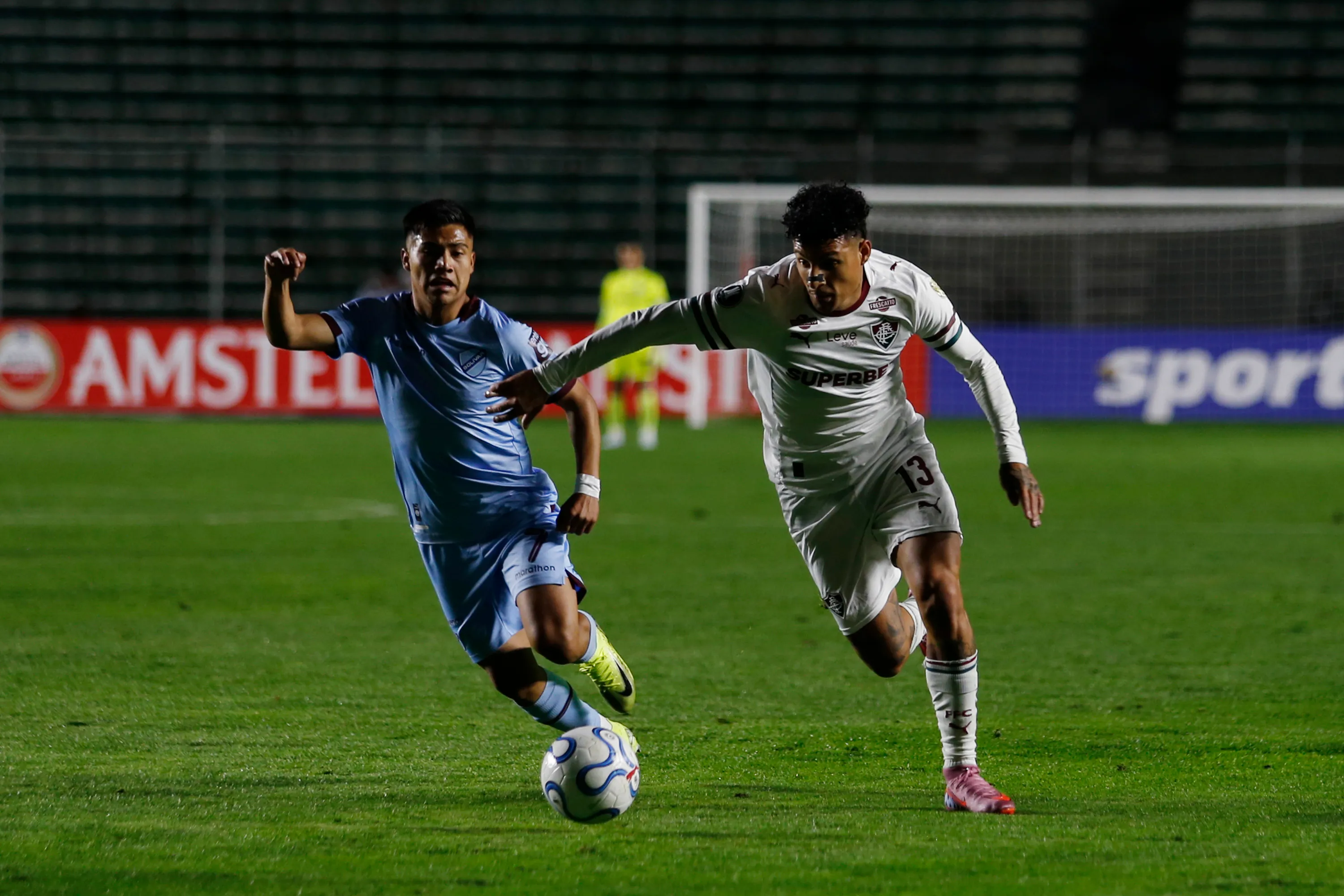 LA PAZ, BOLIVIA – APRIL 30: Guilherme Arana of Fluminense is challenged by Jhon Velásquez of Bolivar during the Copa CONMEBOL Libertadores Group C match between Bolivar and Fluminense at Hernando Siles Stadium on April 30, 2026 in La Paz, Bolivia.  (Photo by Gaston Brito Miserocchi/Getty Images)