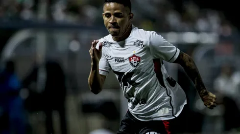 Erick jogador do Vitoria durante partida contra o Palmeiras no estadio Arena Barueri pelo campeonato Brasileiro A 2026. Foto: Marco Miatelo/AGIF