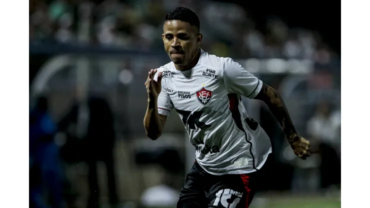 Erick jogador do Vitoria durante partida contra o Palmeiras no estadio Arena Barueri pelo campeonato Brasileiro A 2026. Foto: Marco Miatelo/AGIF