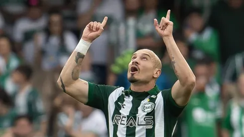 Maicon jogador do Coritiba comemora seu gol durante partida contra o Amazonas no estadio Couto Pereira pelo campeonato Brasileiro B 2025. Foto: Hedeson Alves/AGIF