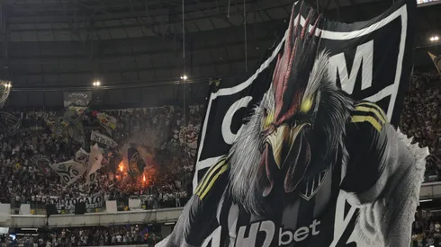 Torcida do Atletico-MG acende sinalizadores durante partida contra Cruzeiro no estadio Arena MRV pelo campeonato Copa Do Brasil 2025. Foto: Gilson Lobo/AGIF