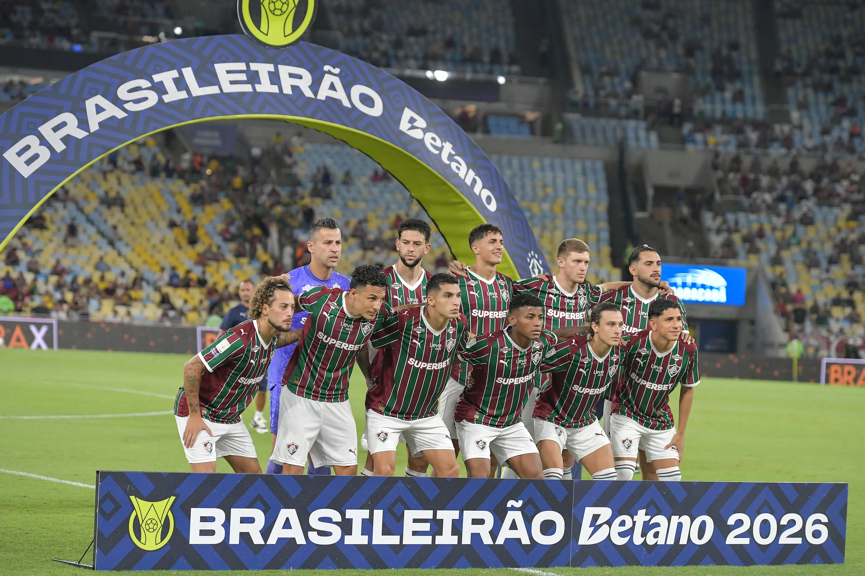 Jogadores do Fluminense posam para foto antes na partida contra Chapecoense no estadio Maracana pelo campeonato Brasileiro A 2026. Foto: Thiago Ribeiro/AGIF