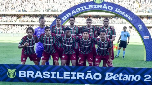 Jogadores do Fluminense posam para foto antes na partida contra Santos no estadio Vila Belmiro pelo campeonato Brasileiro A 2026. Foto: Jota Erre/AGIF
