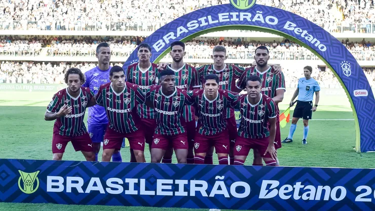 Jogadores do Fluminense posam para foto antes na partida contra Santos no estadio Vila Belmiro pelo campeonato Brasileiro A 2026. Foto: Jota Erre/AGIF