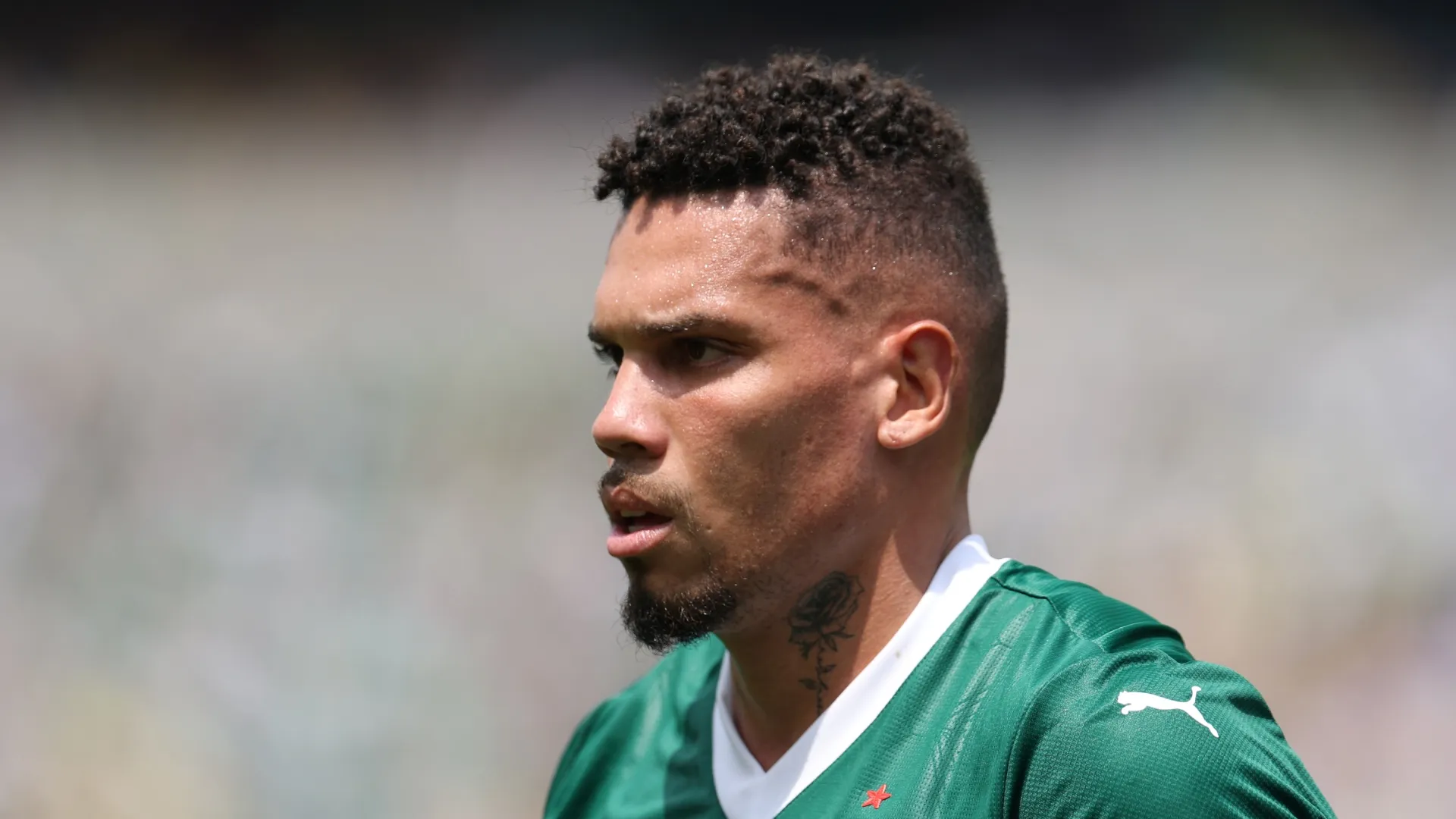 Paulinho foi relacionado para o jogo contra o Santos – Foto: Francois Nel/Getty Images.