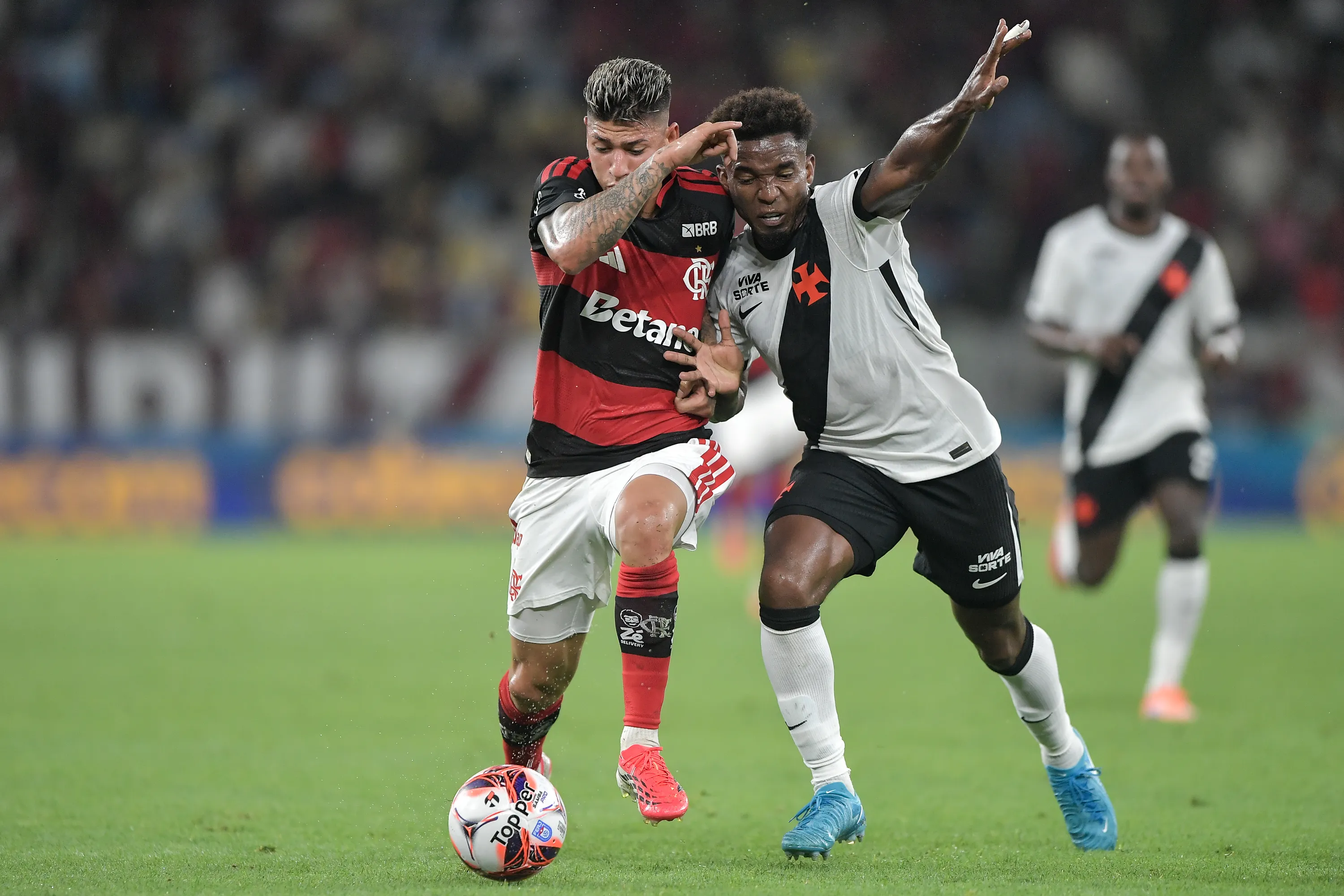 Carrascal jogador do Flamengo disputa lance com Thiago Mendes jogador do Vasco durante partida no estadio Maracana pelo campeonato Carioca 2026. Foto: Thiago Ribeiro/AGIF