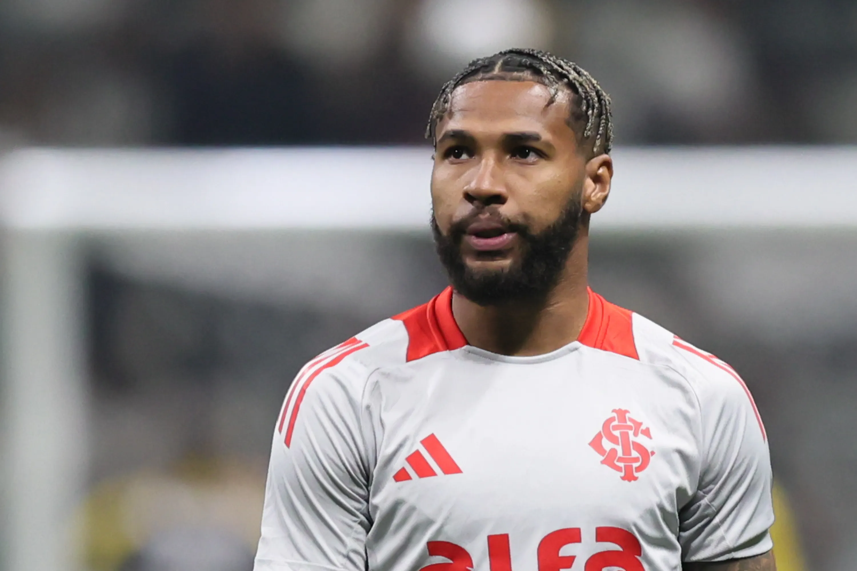 Wesley durante aquecimento antes da partida contra o Atlético-MG na Arena MRV pelo Campeonato Brasileiro 2025. Foto: Gilson Lobo/AGIF.