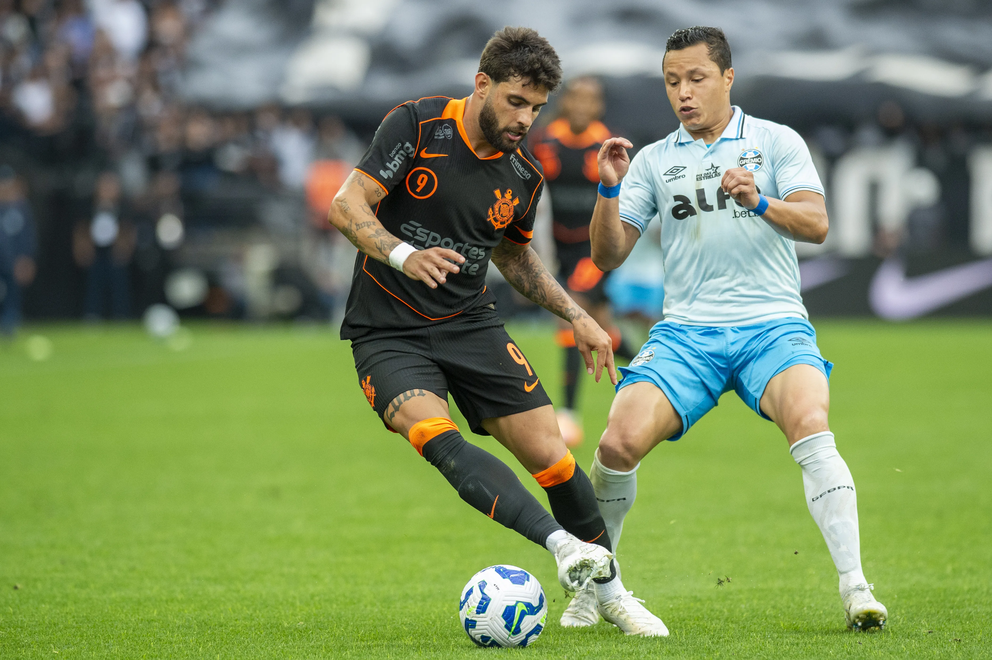 Yuri Alberto jogador do Corinthians disputa lance com Marlon jogador do Gremio durante partida no estadio Arena Corinthians pelo campeonato Brasileiro A 2025. Foto: Anderson Romao/AGIF