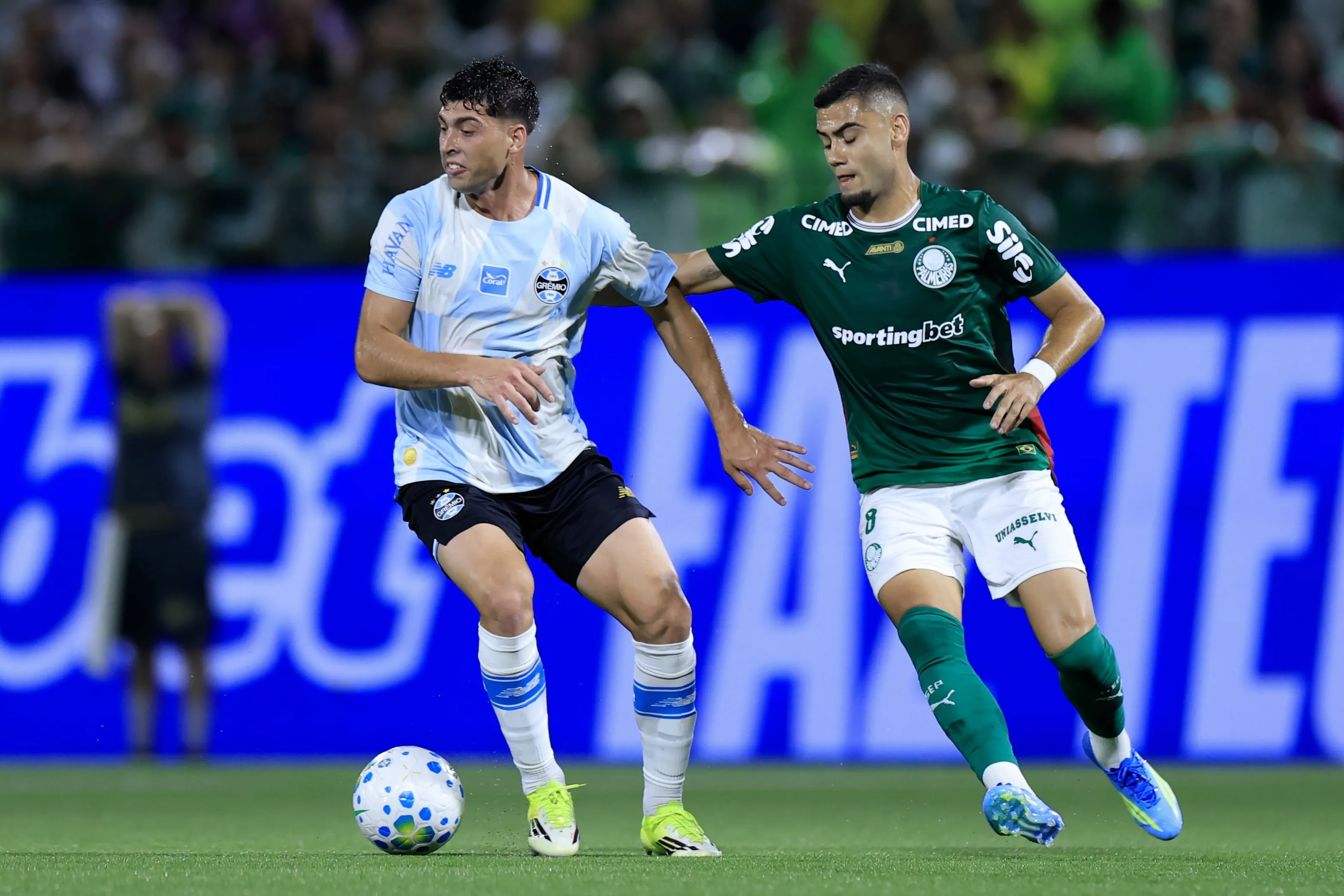 Andreas Pereira jogador do Palmeiras disputa lance com Juan Nardoni jogador do Gremio durante partida no estadio Arena Barueri pelo campeonato Brasileiro A 2026. Foto: Marcello Zambrana/AGIF