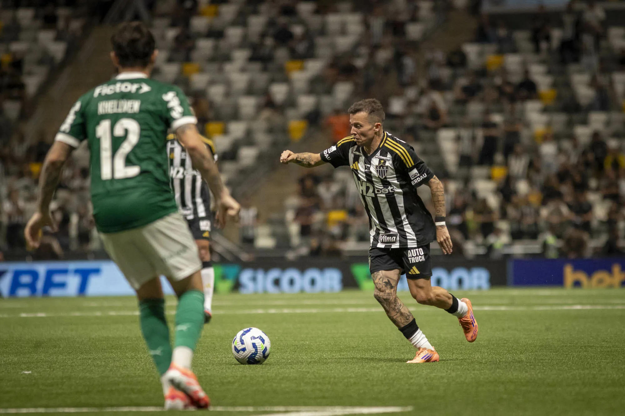 Bernard  jogador do Atletico-MG durante partida contra o Palmeiras no estadio Arena MRV pelo campeonato Brasileiro A 2025. Foto: Fernando Moreno/AGIF
