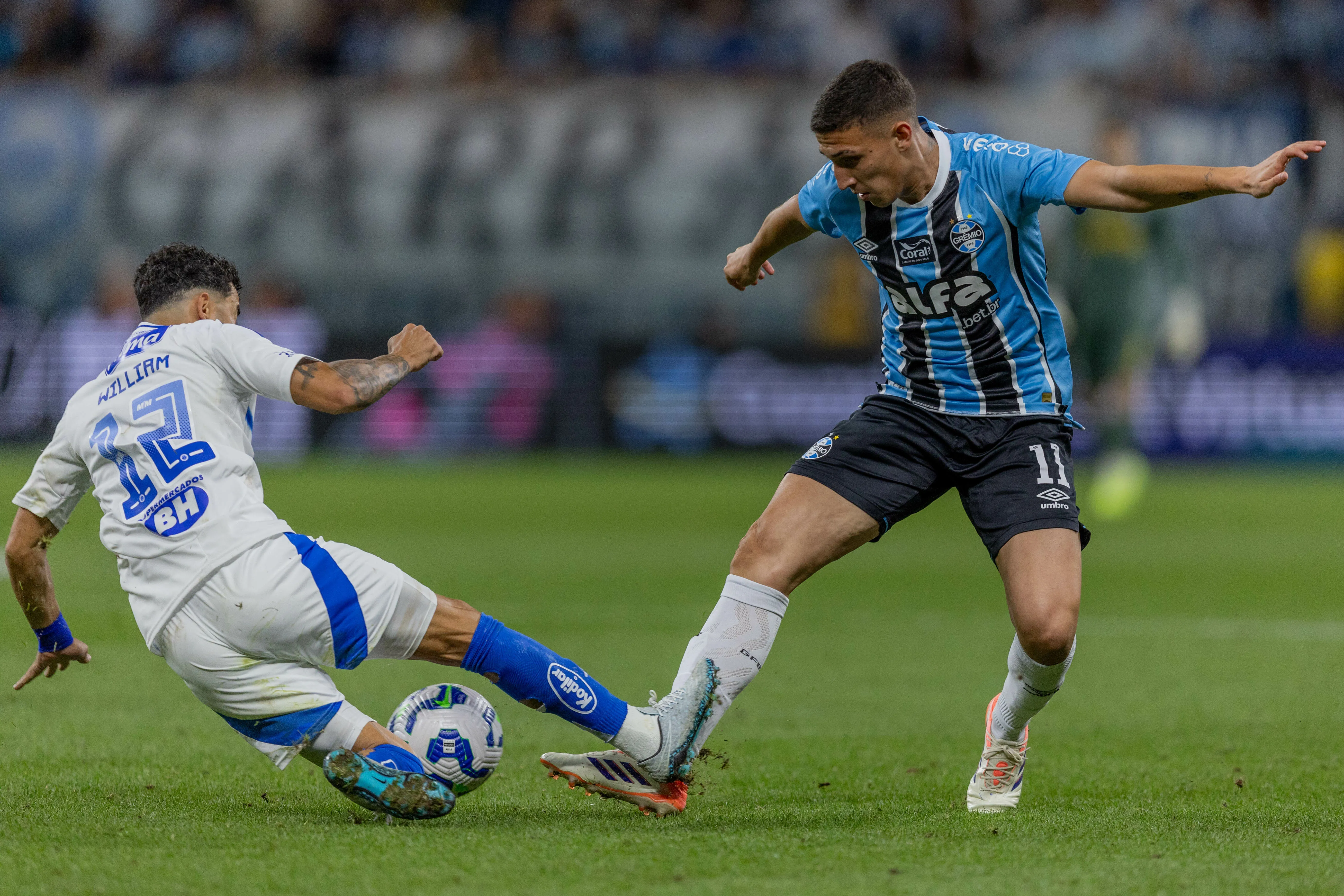 Miguel Monsalve jogador do Gremio disputa lance com William jogador do Cruzeiro durante partida no estadio Arena do Gremio pelo campeonato Brasileiro A 2025. Foto: Liamara Polli/AGIF
