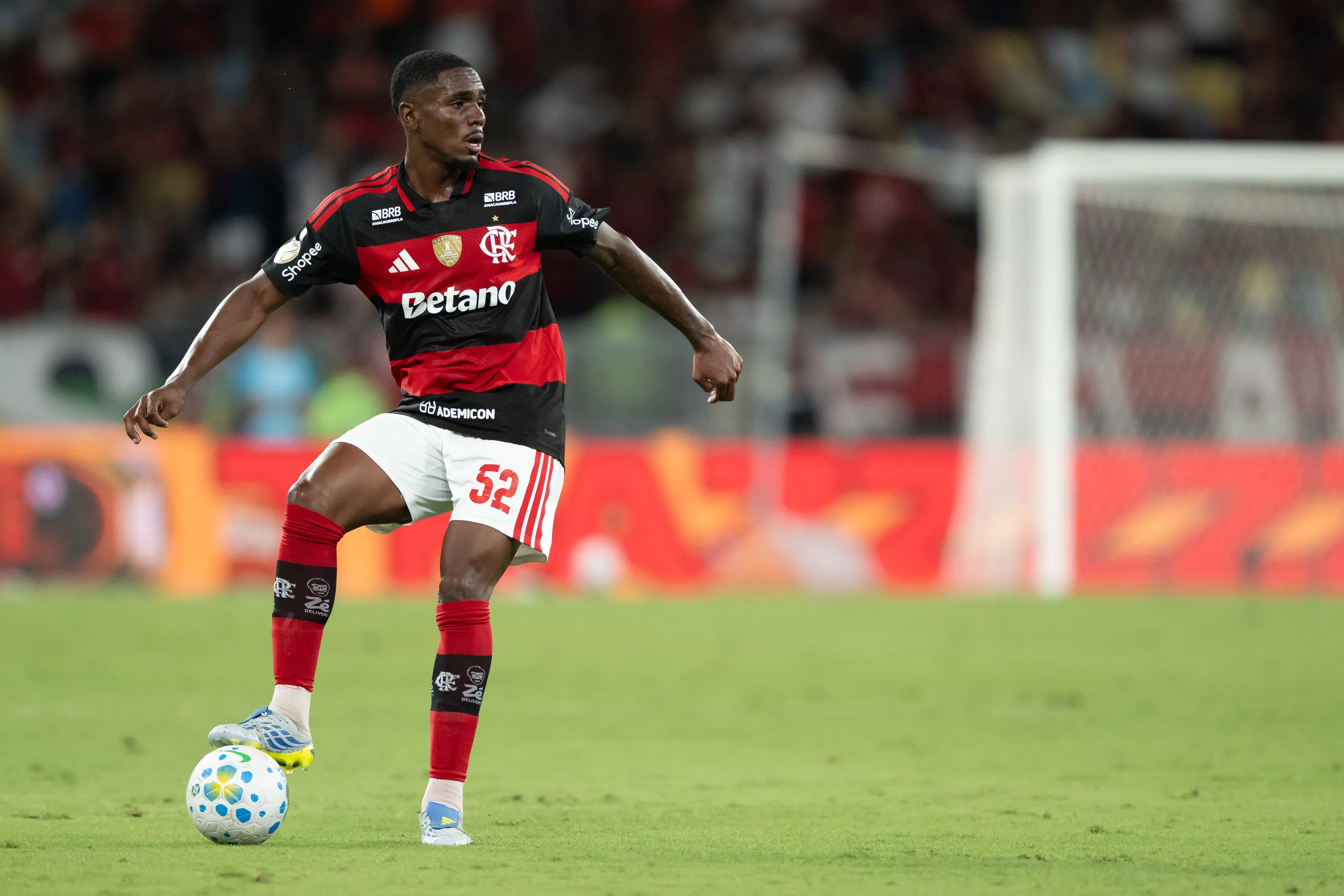 RJ – RIO DE JANEIRO – 22/04/2026 – COPA DO BRASIL 2026, FLAMENGO X VITORIA – Evertton Araujo jogador do Flamengo durante partida contra o Vitoria no estadio Maracana pelo campeonato Copa Do Brasil 2026. Foto: Jorge Rodrigues/AGIF