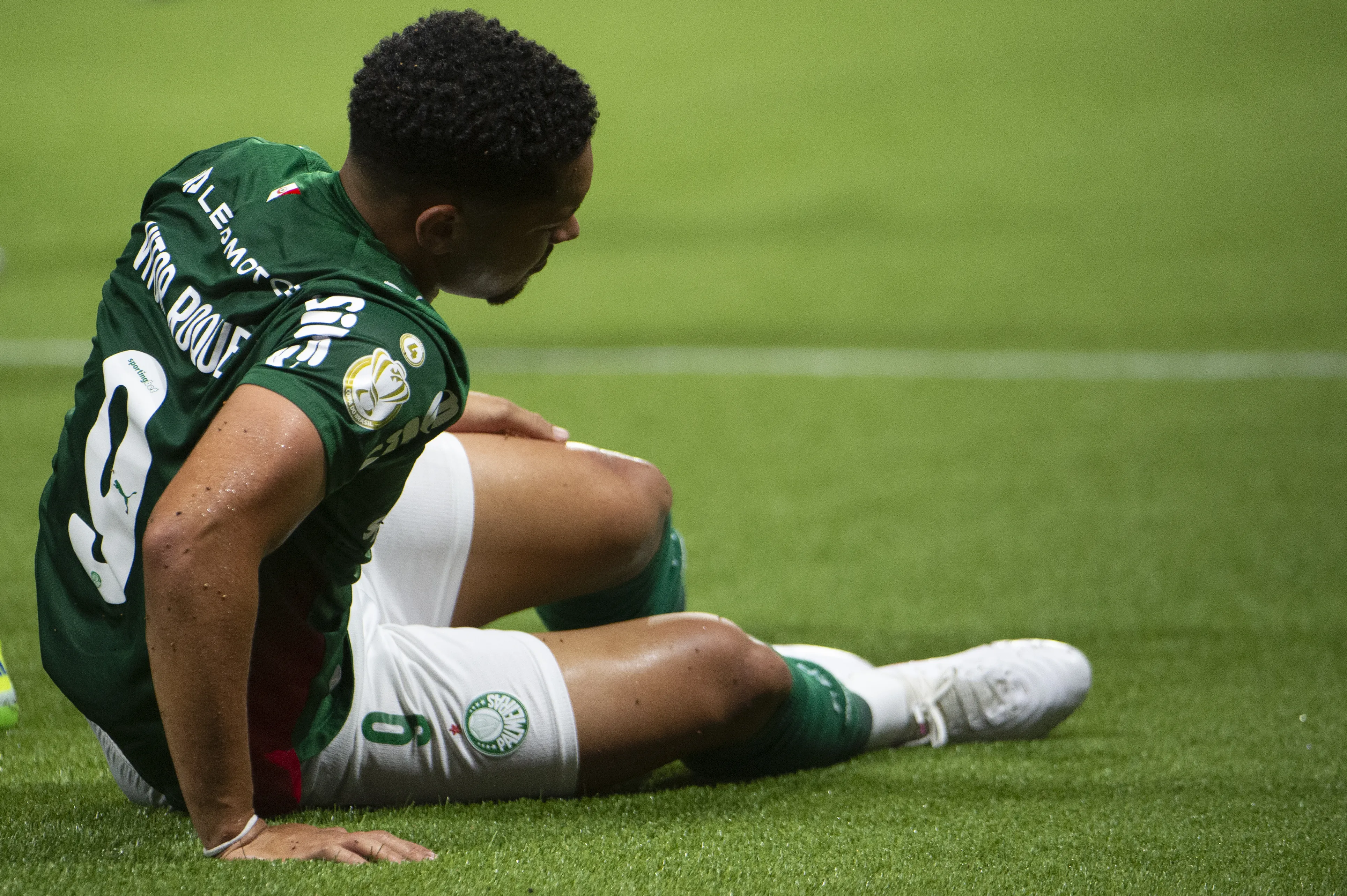 Vitor Roque jogador do Palmeiras deixa o campo contundido na partida contra o Jacuipense no estadio Arena Allianz Parque pelo campeonato Copa Do Brasil 2026. Foto: Anderson Romao/AGIF