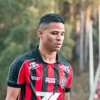 Vitória consegue efeito suspensivo e conta com Erick contra Coritiba