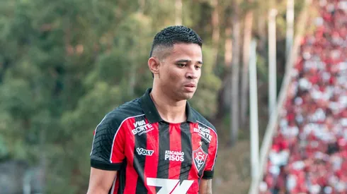 Vitória consegue efeito suspensivo e conta com Erick contra Coritiba