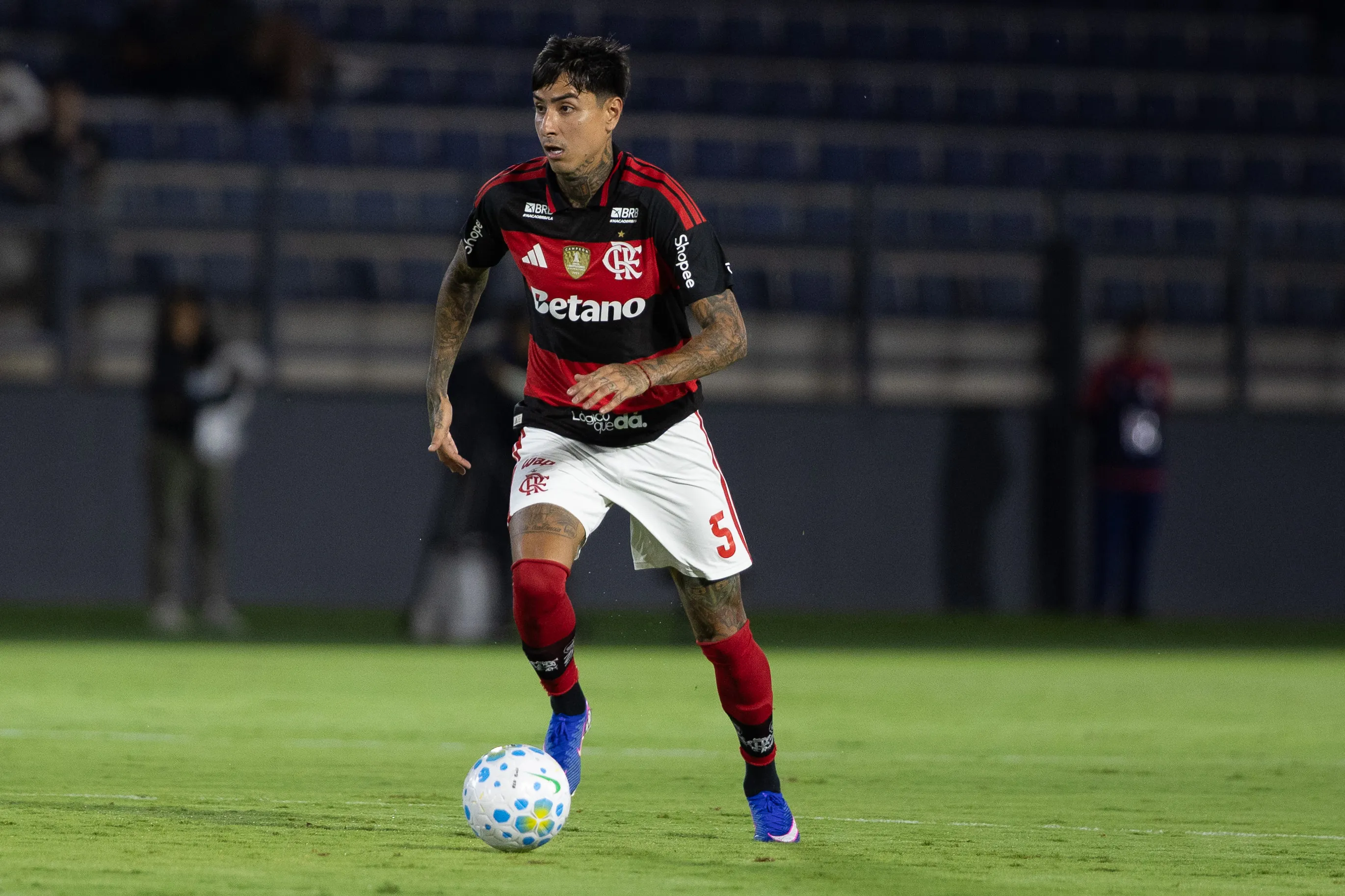 Erick Pulgar jogador do Flamengo durante partida contra o Bragantino no estadio Cicero De Souza Marques pelo campeonato Brasileiro A 2026. Foto: Joisel Amaral/AGIF