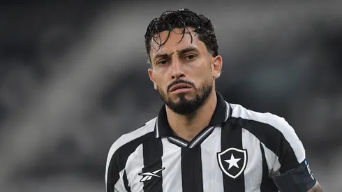 Alex Telles jogador do Botafogo durante partida contra o Independiente Petrolero no estadio Engenhao pelo campeonato Copa Sul-Americana 2026. Foto: Thiago Ribeiro/AGIF